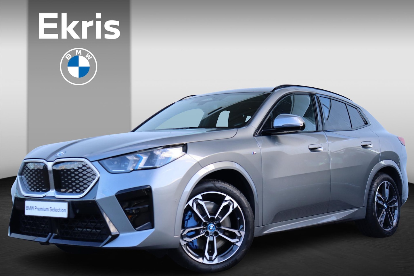 BMW iX2 - xDrive30 67kWh M-Sportpakket / Panoramadak / Innovation Pack / Trekhaak / - AutoWereld.nl