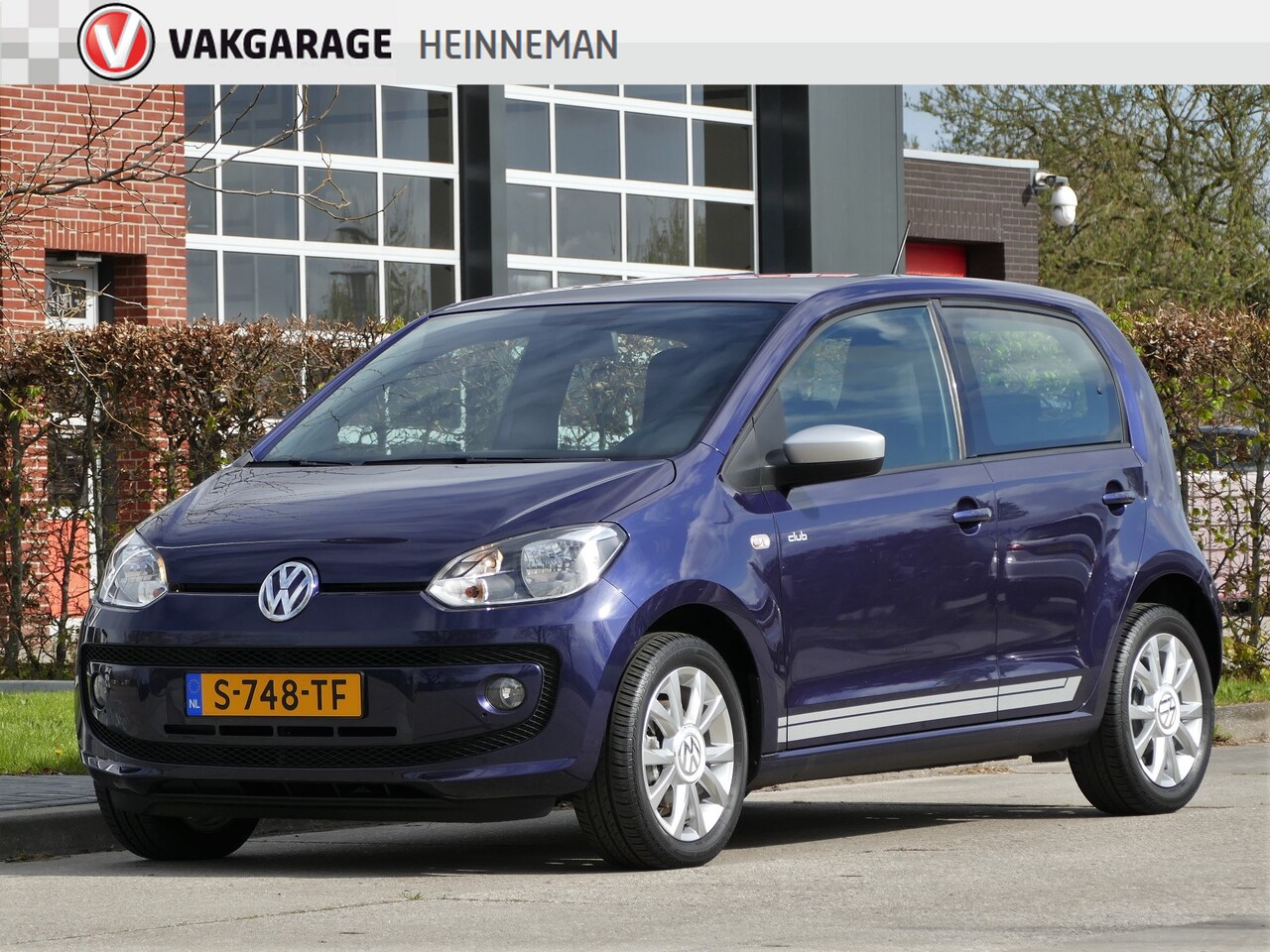 Volkswagen Up! - 1.0 CLUB | stoelverwarming | airco | lichtmetalen velgen | mistlampen | 100% onderhouden - AutoWereld.nl