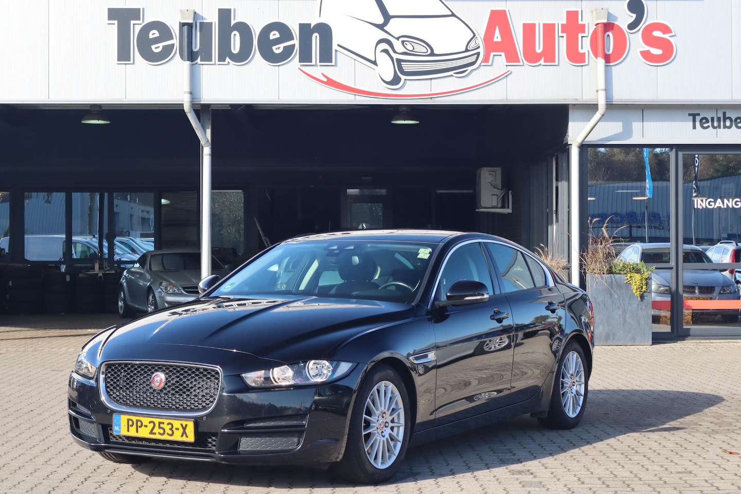 Jaguar XE - 2.0 D Pure !!DEALER ONDERHOUDEN!! Navigatie, Camera, Afneembare trekhaak, Cruise control - AutoWereld.nl