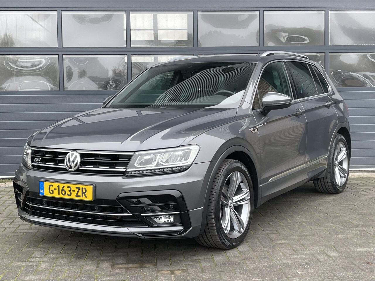 Volkswagen Tiguan - 1.5 TSI COMFORTLINE BUSINESS I R-LINE I TREKHAAK I NAVIGATIE I ADAPTIEVE CRUISE CONTROL - AutoWereld.nl