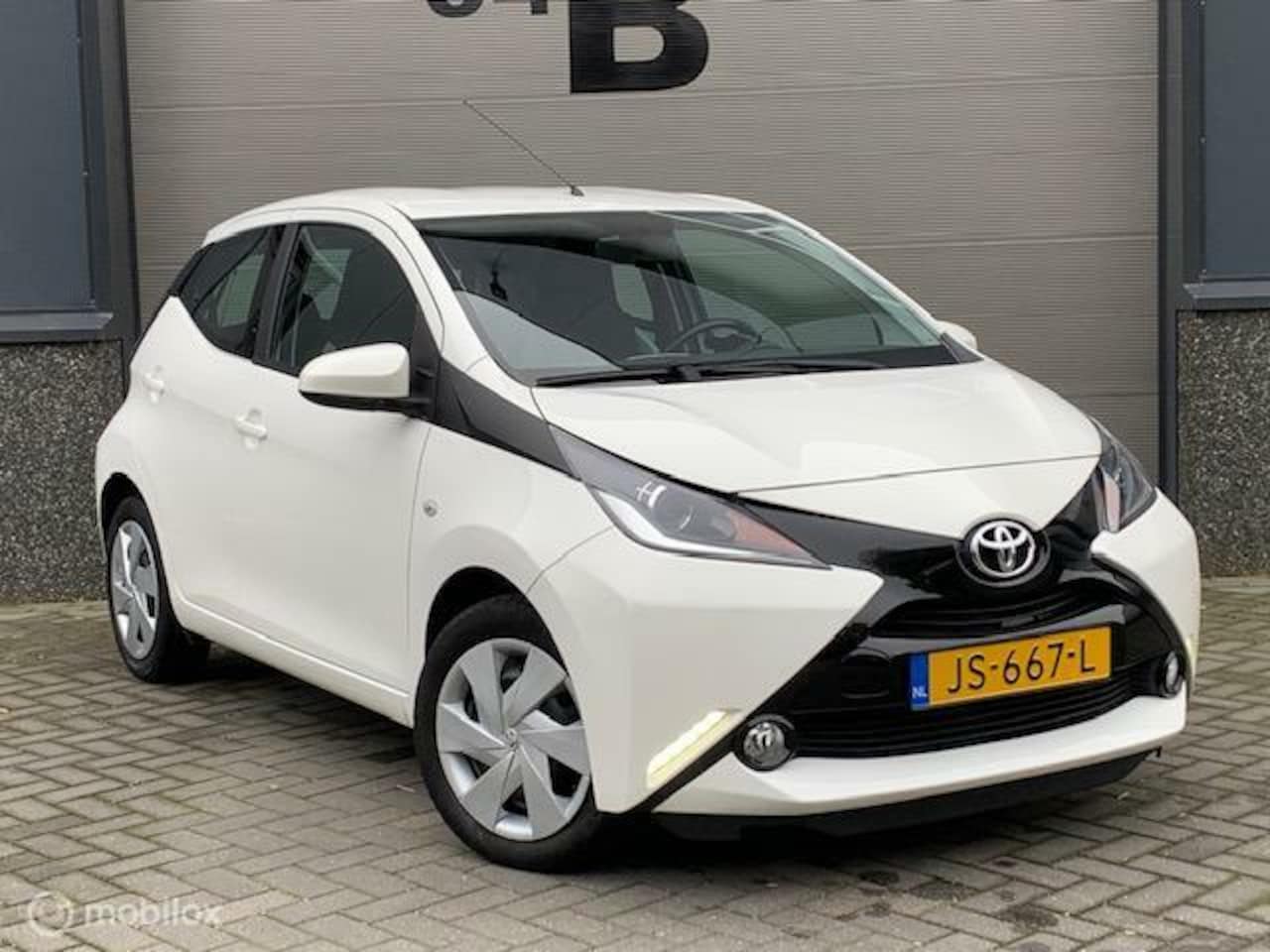 Toyota Aygo - 1.0 VVT-i x-play 2016 automaat eerste eigenaar ! - AutoWereld.nl