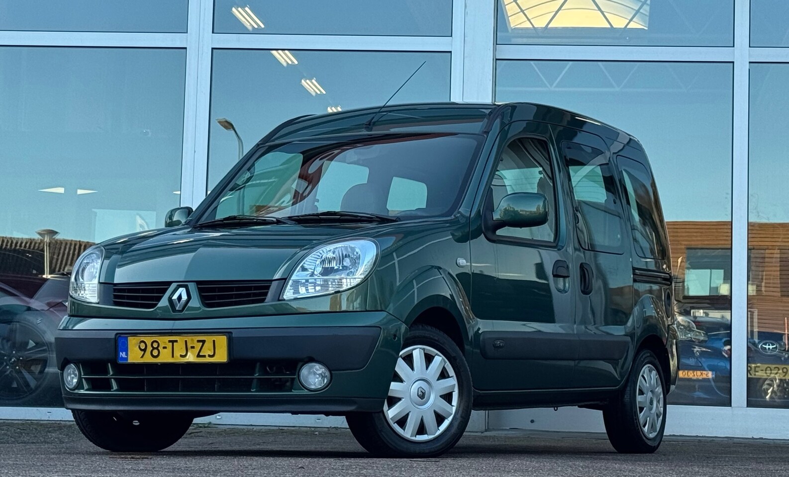 Renault Kangoo - 1.6i 16V Privilège Automaat 2e Eigenaar Airco Goed onderhouden - AutoWereld.nl