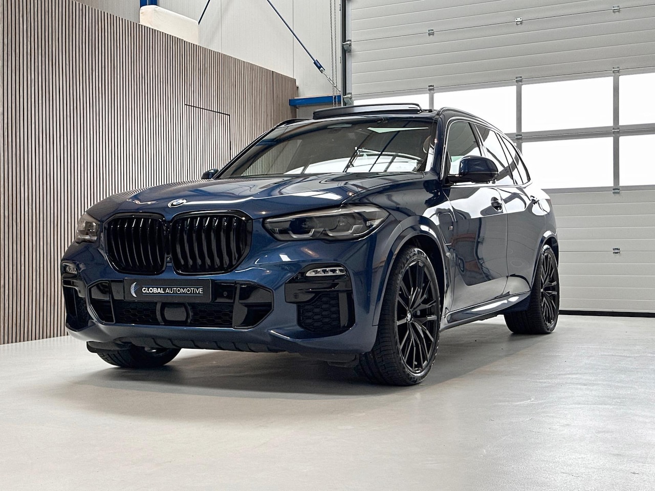 BMW X5 - XDrive45e High Executive - M SPORT PAKKET - PANORAMADAK - COMFORT STOELEN - LUCHTVERING - - AutoWereld.nl