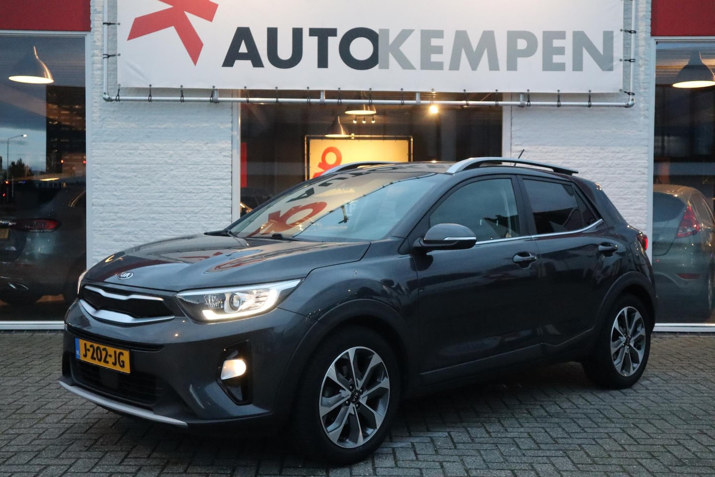 Kia Stonic - 1.4 MPi EXECUTIVE-LINE TREKHAAK|LEER|STOEL/STUUR VERWARMD|DEALERONDERHOUDEN - AutoWereld.nl