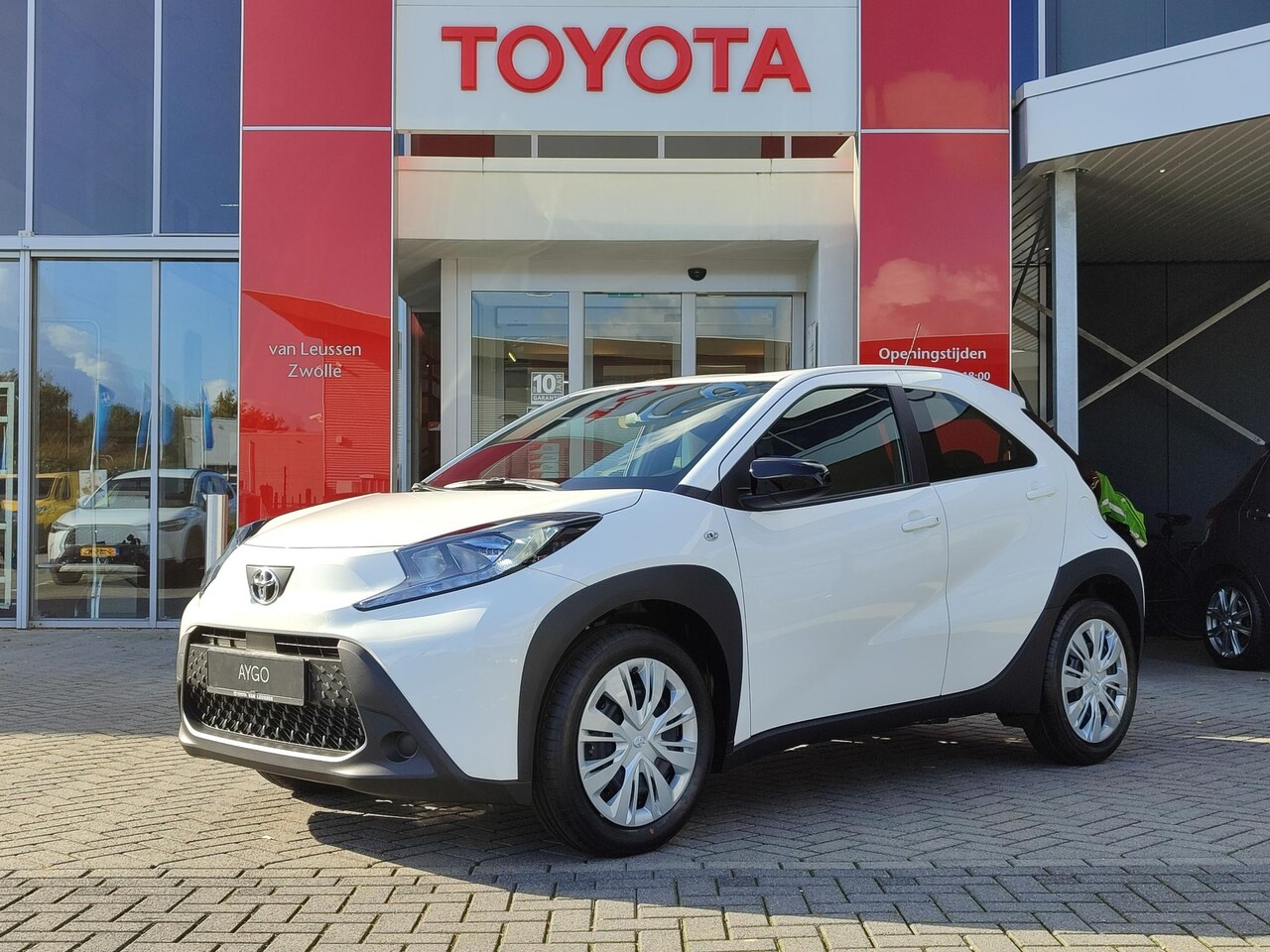 Toyota Aygo X - 1.0 VVT-i MT play 6X NIEUW DIRECT RIJDEN AD-CRUISE AIRCO APPLE/ANDROID CAMERA HOGE ZIT - AutoWereld.nl