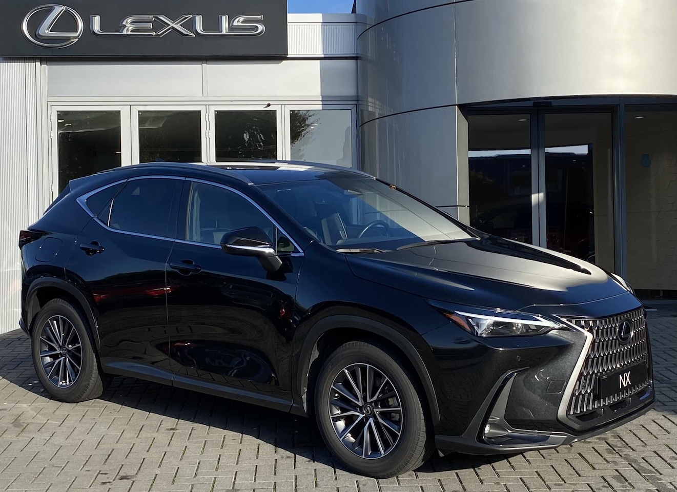 Lexus NX - 450h+ AWD Business plus STOELVERW STUURVERW LEDER PARK-SENSOR EL-ACHTERKLEP - AutoWereld.nl