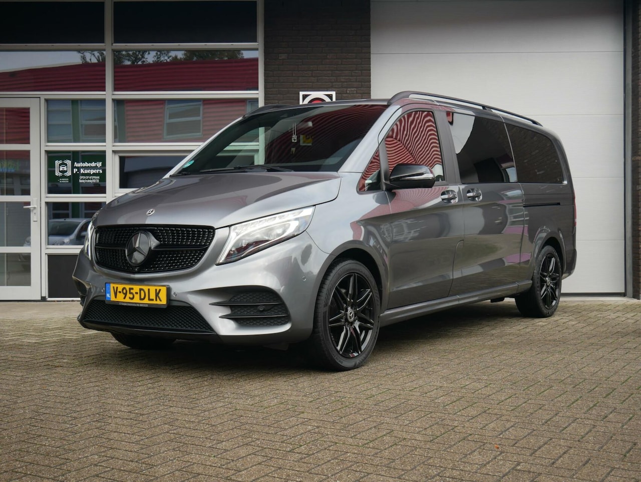 Mercedes-Benz V-klasse - 300d 4-MATIC Extra Lang AMG Luchtvering| Burmester| Leder| FULL OPTION - AutoWereld.nl