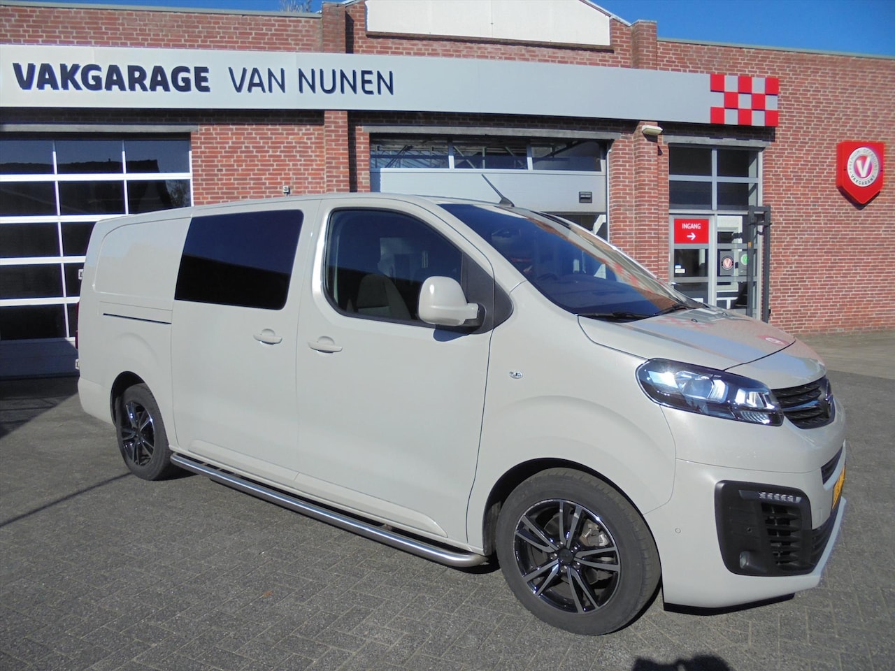 Opel Vivaro - DC 2.0 Diesel 122pk L3-H1 S/S Edition||Trekhaak||PDC||Cruise||Navi|| - AutoWereld.nl