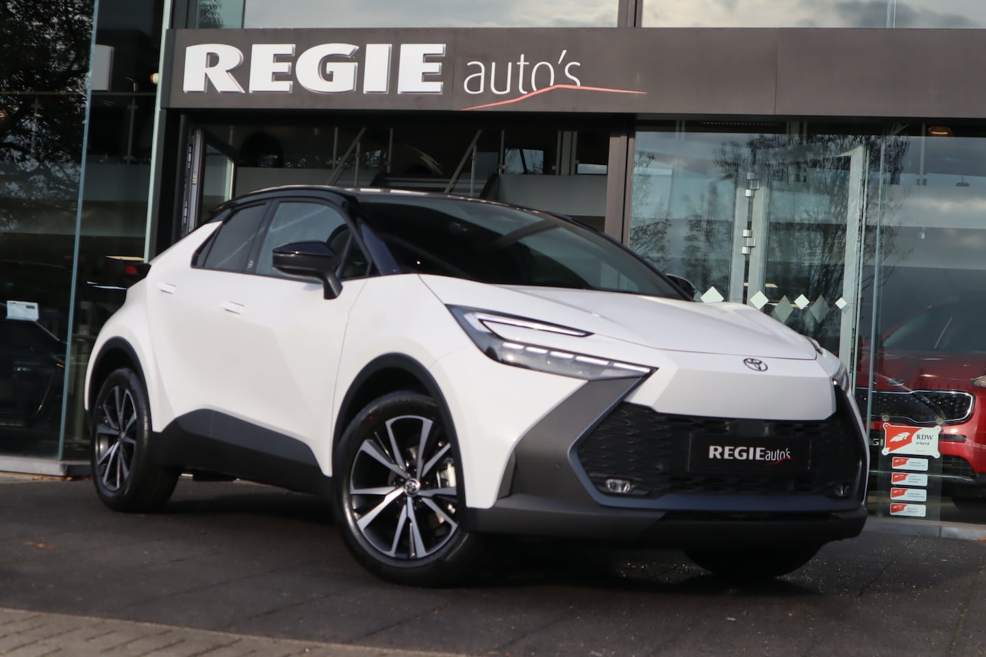 Toyota C-HR - 2.0 Hybrid 200 First Edition Bi-Tone Navi Camera LED - AutoWereld.nl