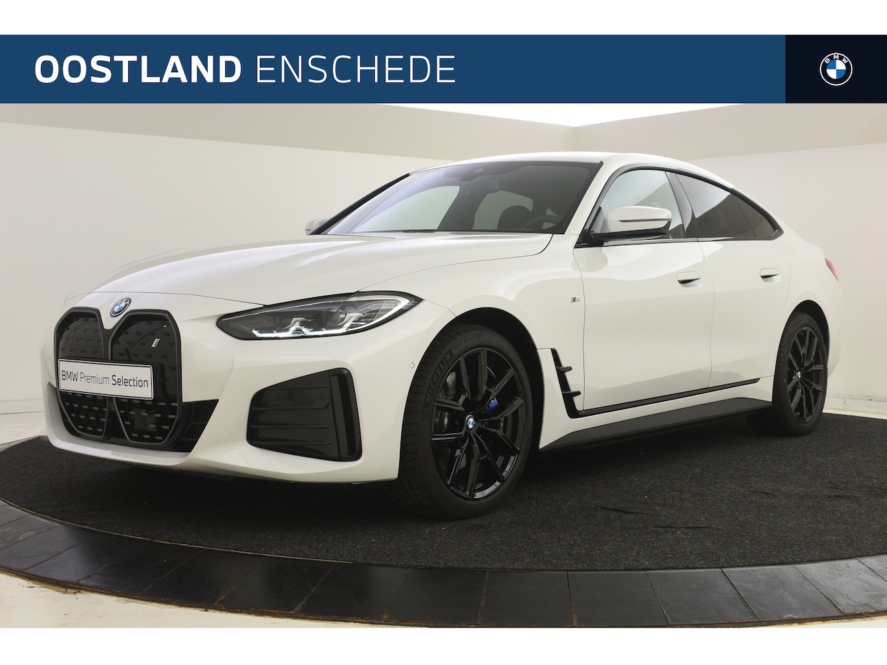 BMW i4 - eDrive35 M Sport 70 kWh / Parking Assistant / Widescreen Display / Extra getint glas achte - AutoWereld.nl