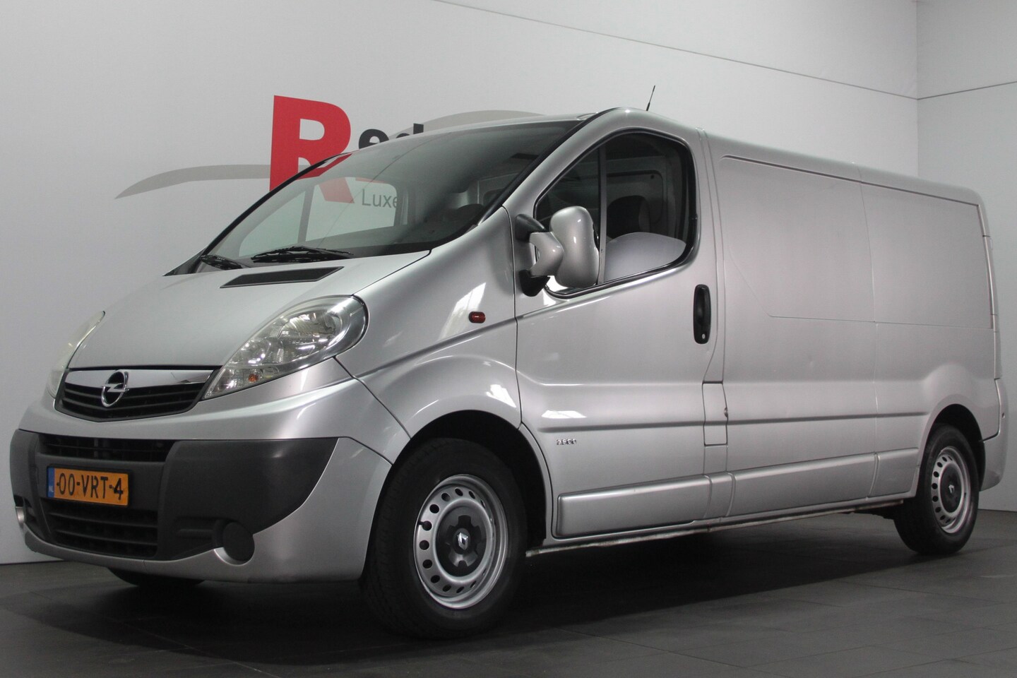 Opel Vivaro - 2.0 CDTI L2H1 - 3 pers. - Airco / Trekhaak / Camera - AutoWereld.nl