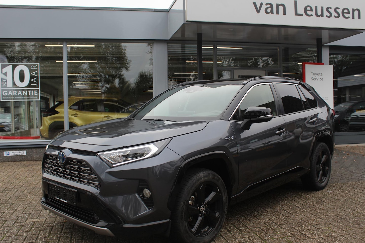 Toyota RAV4 - 2.5 HYBRID AWD BI-TONE PANO-DAK 360* CAMERA EL-STOEL STOELVERW ELEK-ACHTERKLEP PARK.SENSOR - AutoWereld.nl