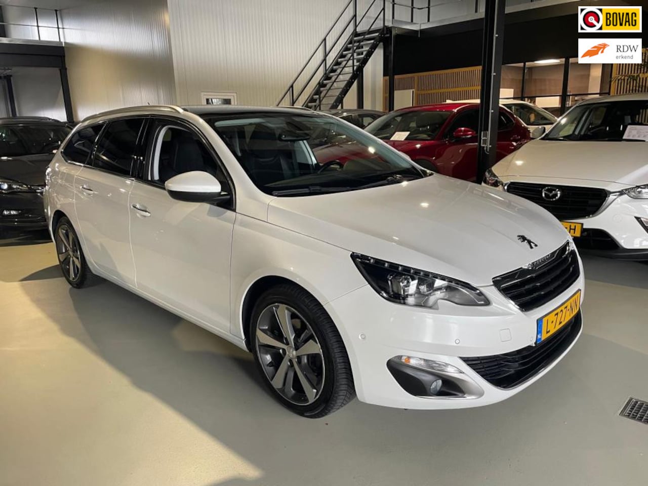 Peugeot 308 SW - 1.2 e-THP Première Camera Panoramadak Navi - AutoWereld.nl