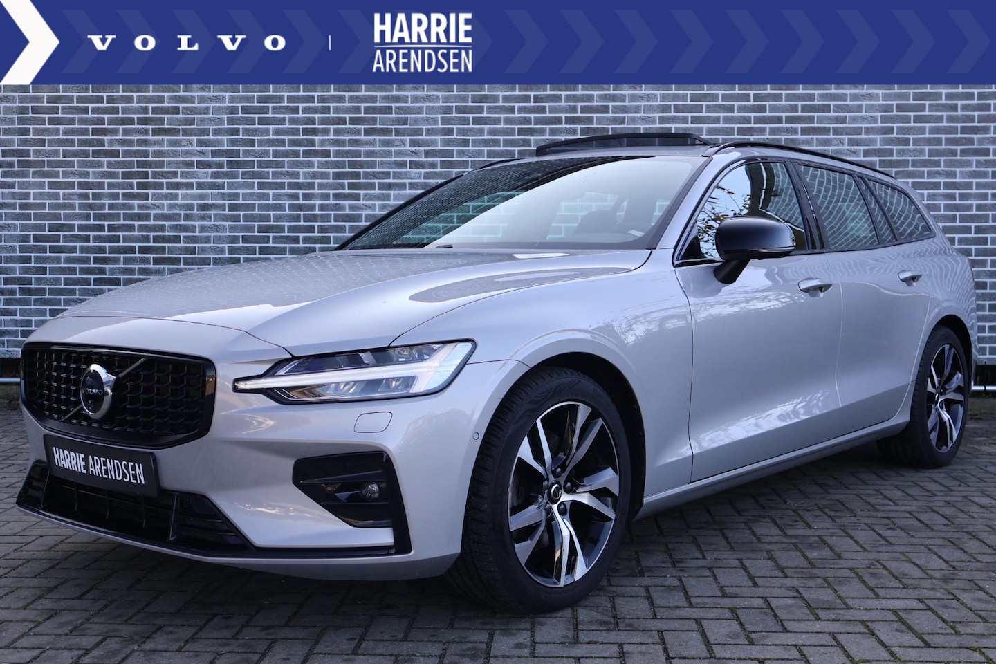 Volvo V60 - 2.0 B3 Plus Dark |schuif-/ kantel dak | 360 Graden Camera | Trekhaak | All Season banden | - AutoWereld.nl