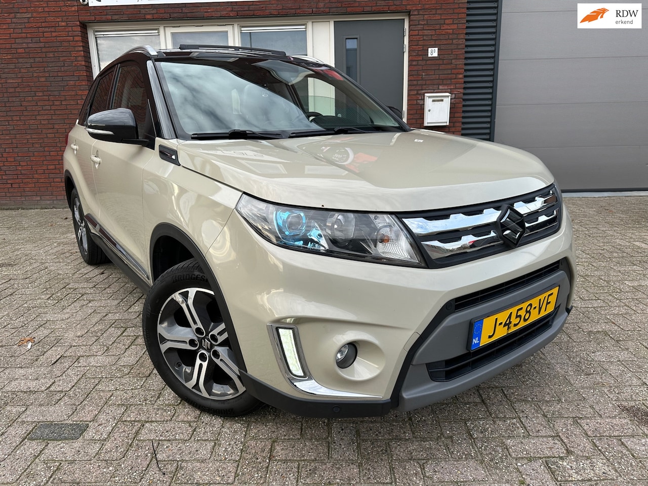 Suzuki Vitara - 1.6 High Executive Allgrip / schuifdak / Navi / Leder / Carplay / PDC - AutoWereld.nl