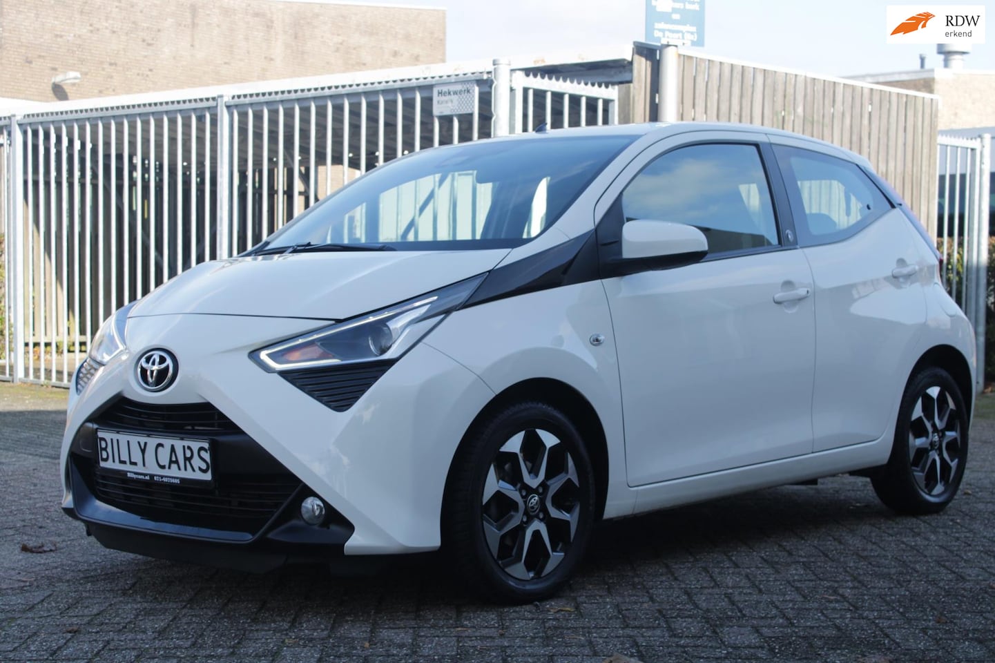 Toyota Aygo - 1.0 VVT-i x-play | Airco | Elec ramen | Carplay | Parkeer camera - AutoWereld.nl