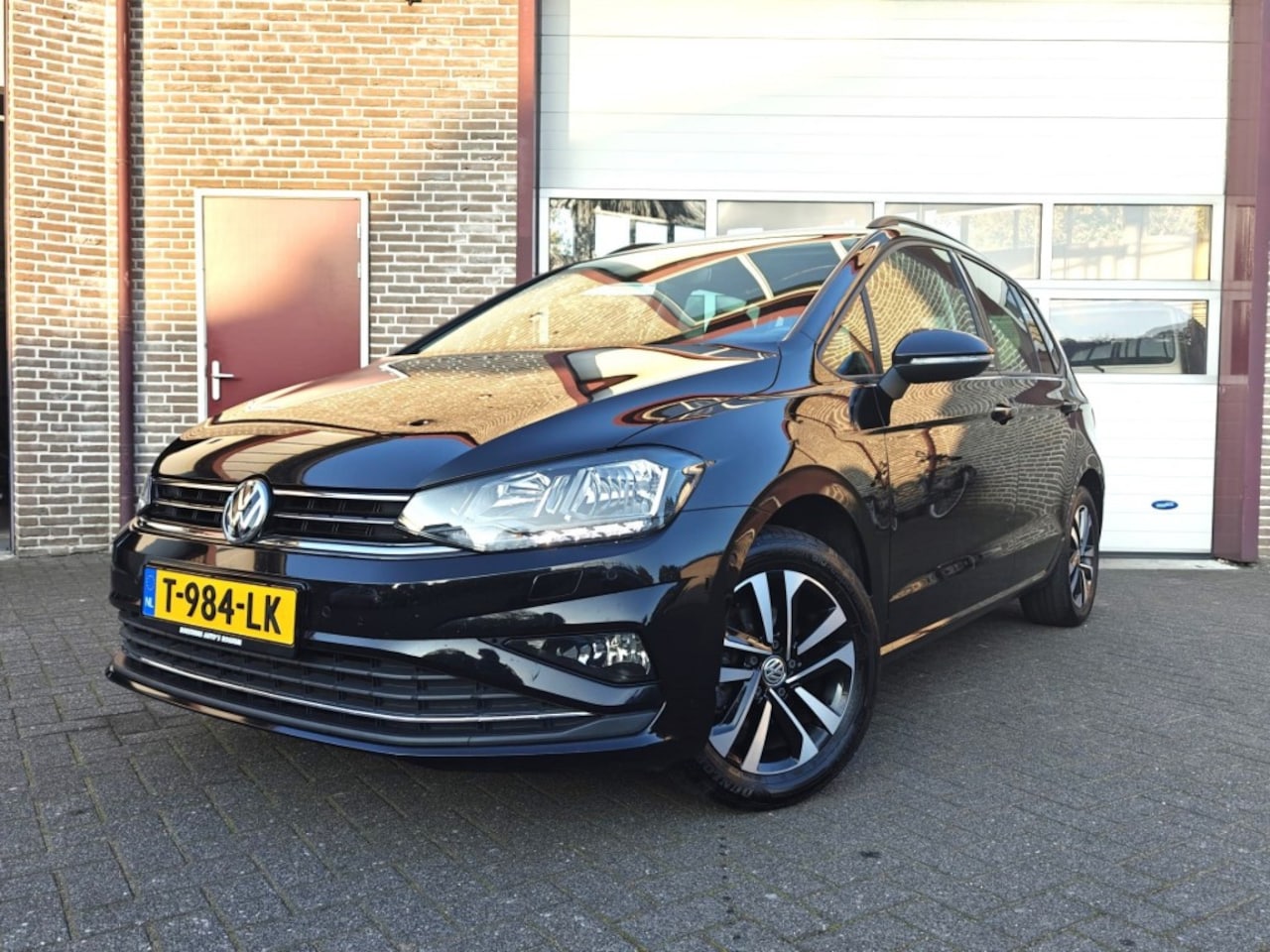 Volkswagen Golf Sportsvan - 1.0 TSI Trendline - trekhaak - stoelverw. - laneassist - geen bi - AutoWereld.nl