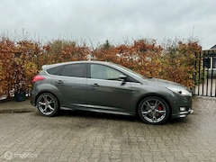 Ford Focus - 1.5 150 PK ST-Line Xenon / Navi / Schuifdak / 95000KM