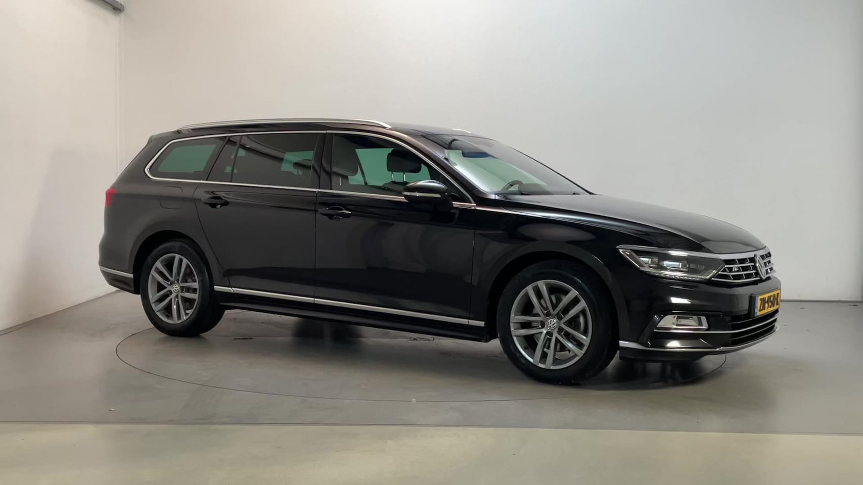 Volkswagen Passat Variant - 1.5 TSI Highline Business R R-Line Leder Virtual Cockpit DAB+ Stoelverwarming - AutoWereld.nl