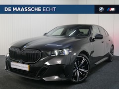 BMW 5-serie - 520i High Executive M Sport Automaat / Panoramadak / Trekhaak / Stoelventilatie / Adaptiev