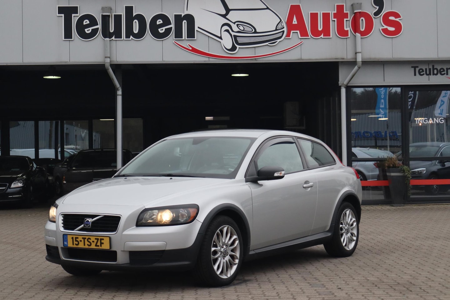 Volvo C30 - 2.0 Kinetic Airco, Climate control, Trekhaak, Lichtmetalen wielen - AutoWereld.nl