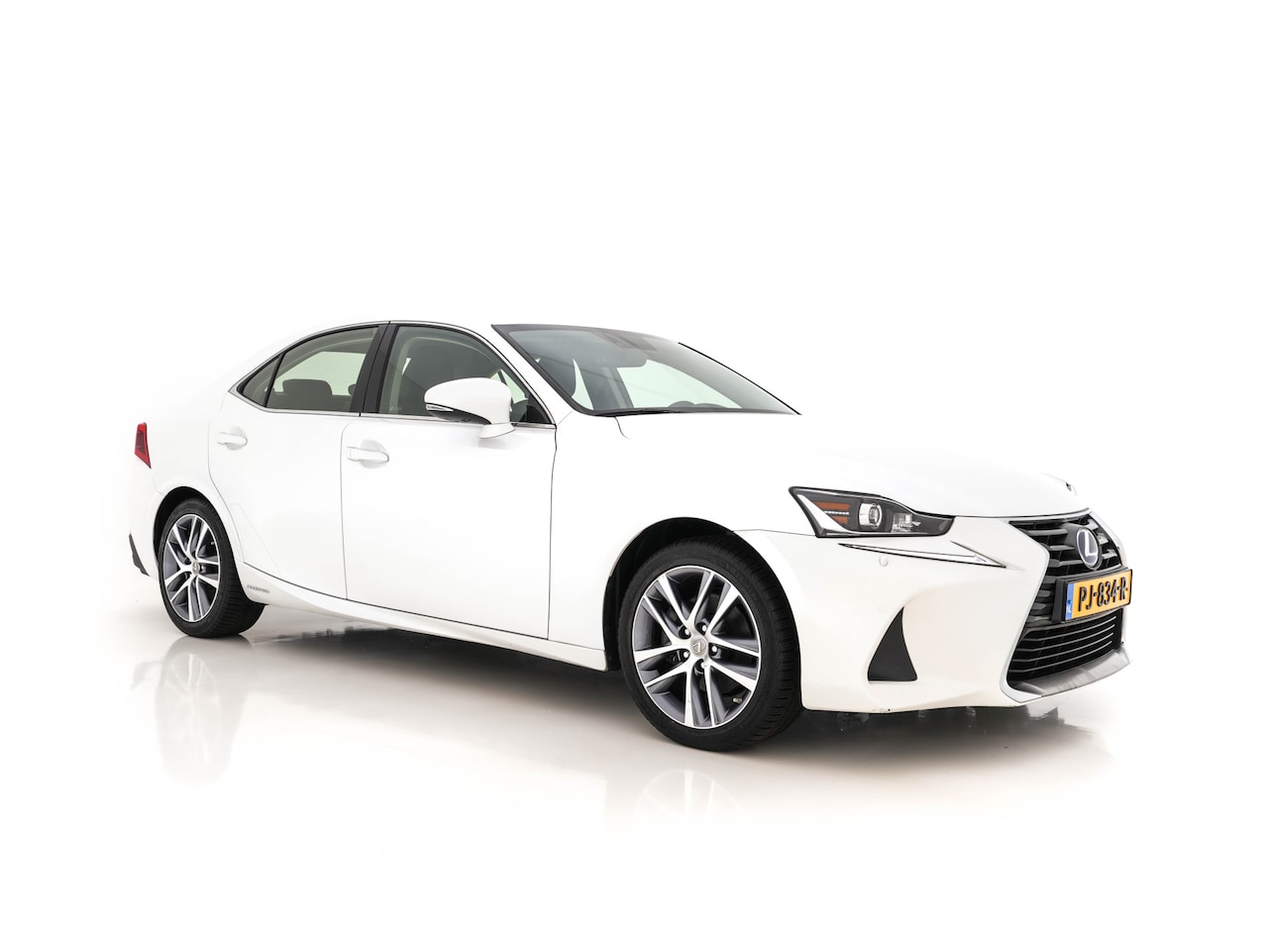 Lexus IS - 300h Hybrid Business Line Aut. *NAVI-FULLMAP | FULL-LED | 1/2LEDER | CAMERA | ECC | PDC | - AutoWereld.nl