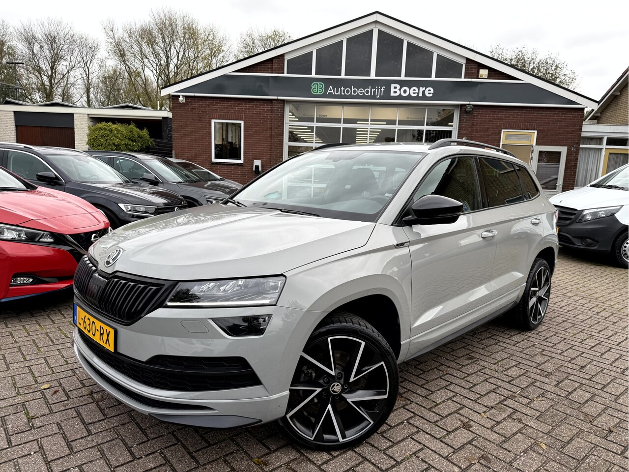 Skoda Karoq - 1.5 TSI ACT Sportline Business 19''Lmv, Camera, Stoel/Stuur Verwarming - AutoWereld.nl