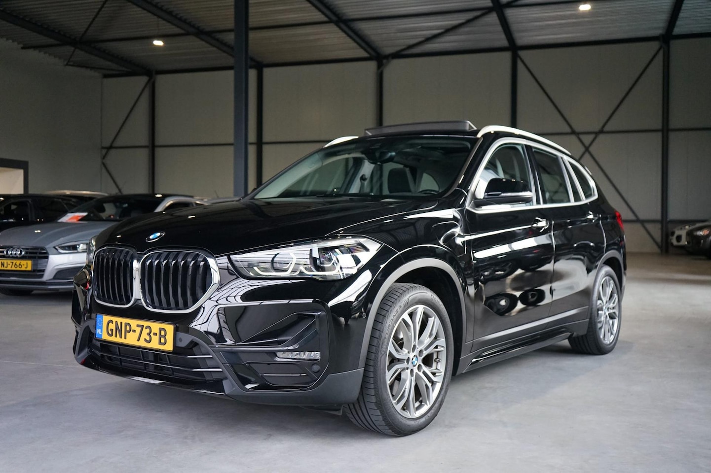 BMW X1 - XDrive25e Sport Line PANO | LED | CARPLAY | SFEERVERLICHTING - AutoWereld.nl