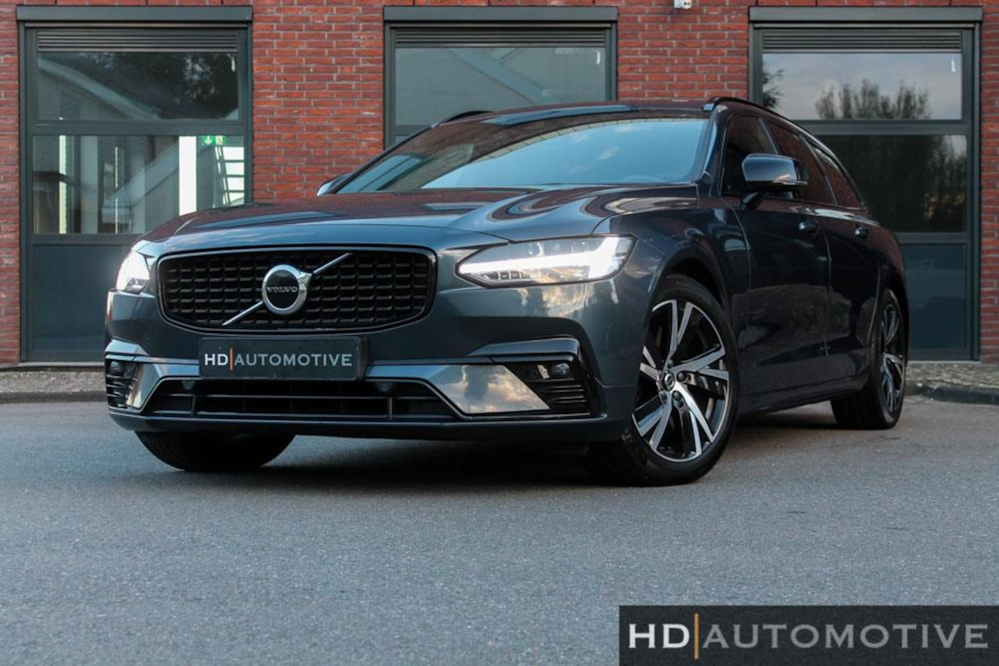 Volvo V90 - 2.0 B4 AUT R-DESIGN DARK FACELIFT DEALER ONDERHOUDEN! - AutoWereld.nl