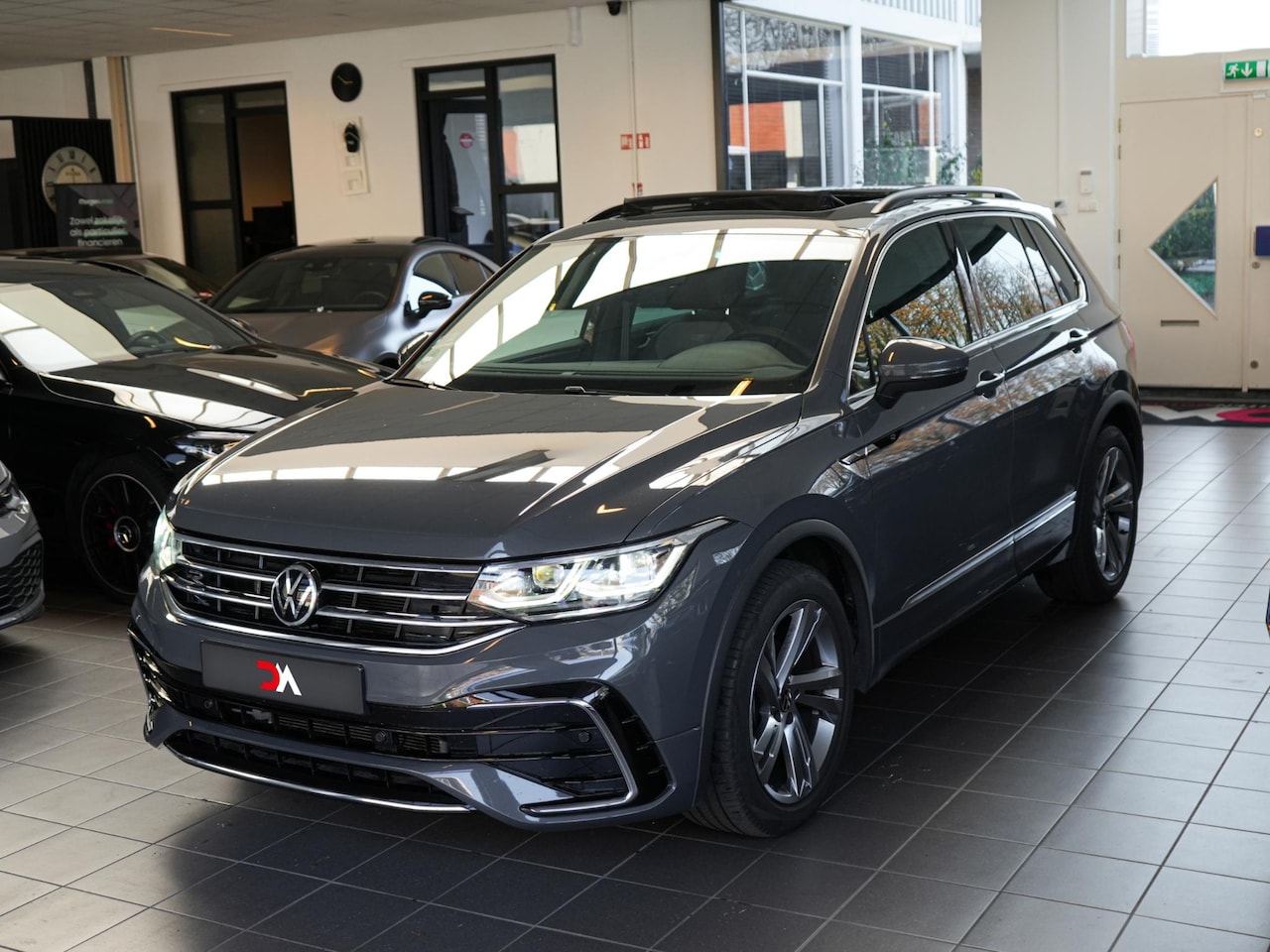 Volkswagen Tiguan - 1.5 TSI R-Line Pano Camera Trekhaak - AutoWereld.nl