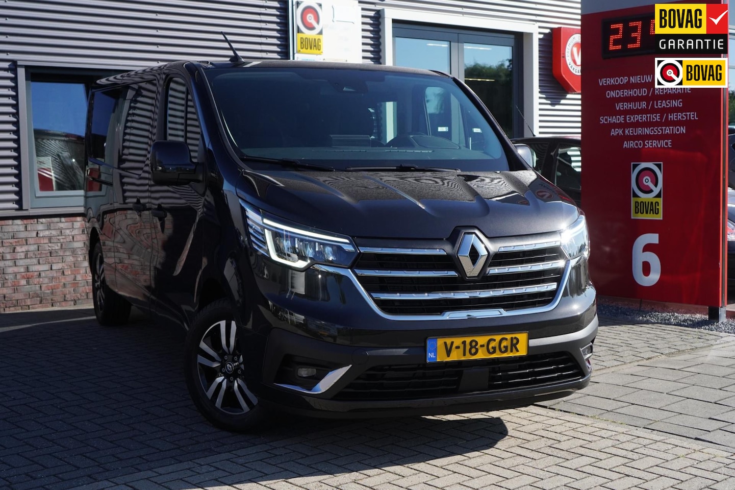 Renault Trafic - 2.0 Blue dCi EDC 170 T29 L2H1 Extra DC. BESPARING BPM EUR. 15800 - AutoWereld.nl