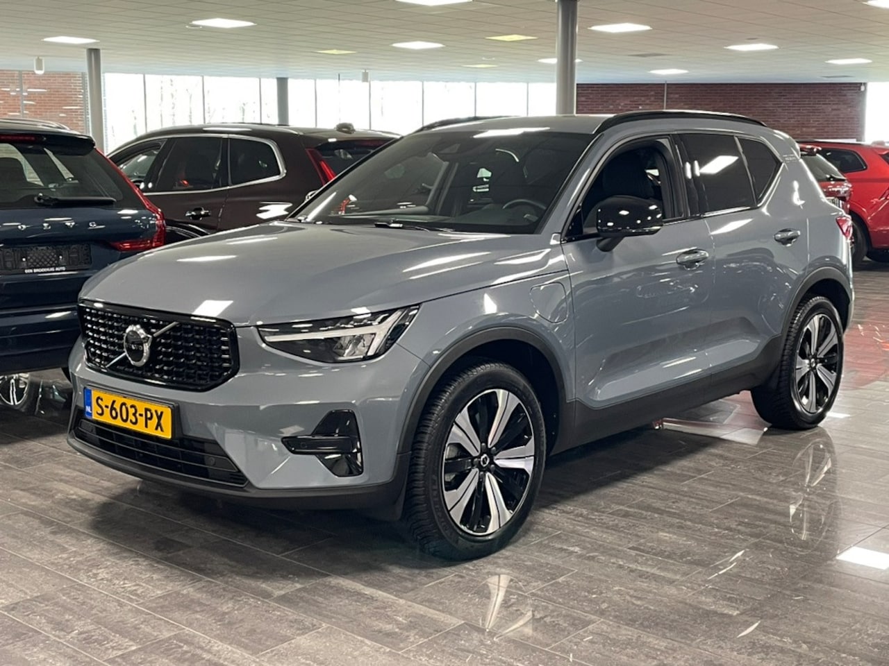 Volvo XC40 - T4 Recharge Plus Dark | Trekhaak | All Season Banden | Harman Kardon | Bestuurdersstoel el - AutoWereld.nl