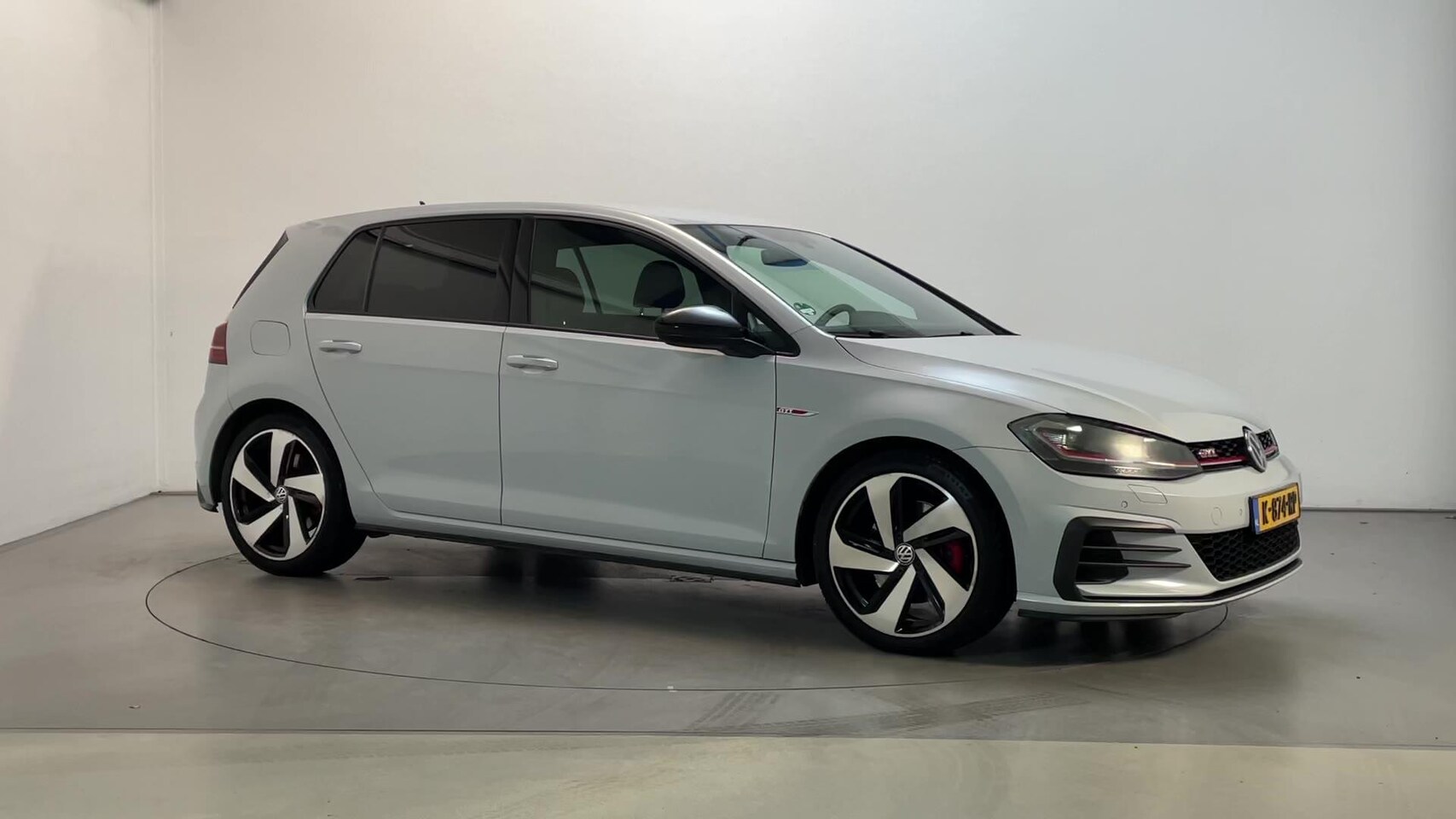 Volkswagen Golf - 2.0 TSI GTI 230pk Performance Stoelverwarming Navigatie App-Connect - AutoWereld.nl