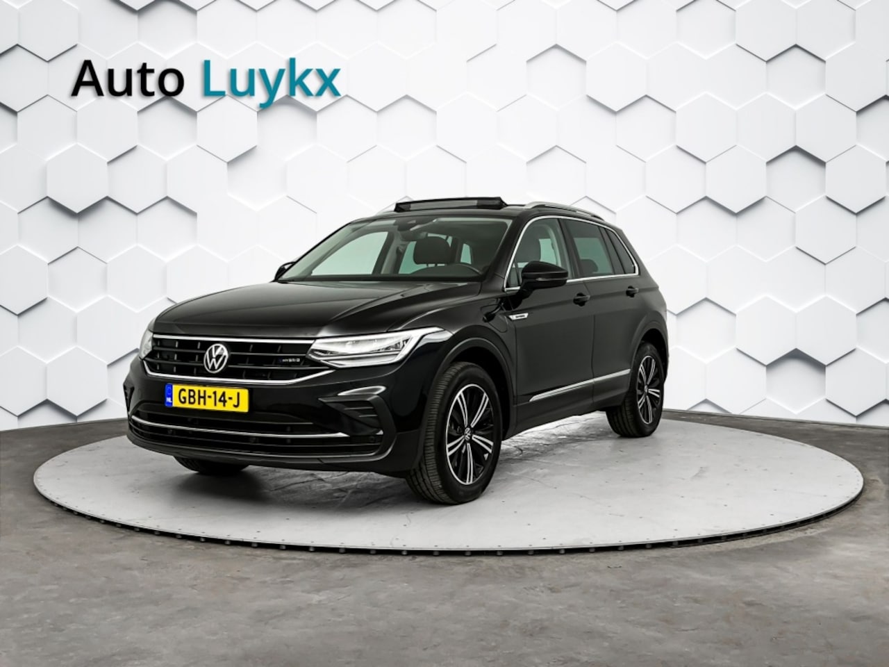 Volkswagen Tiguan - 1.4 TSI e-Hybrid Life Business | Panoramadak | Navigatie | Parkeercamera - AutoWereld.nl