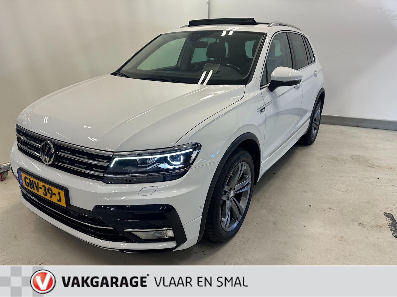 Volkswagen Tiguan - 2.0 TSI 4Motion R-line-Highline- 3d cockpit-Massagge stoelen-Hud-Schuifdak-Parkeerhulp-Com - AutoWereld.nl