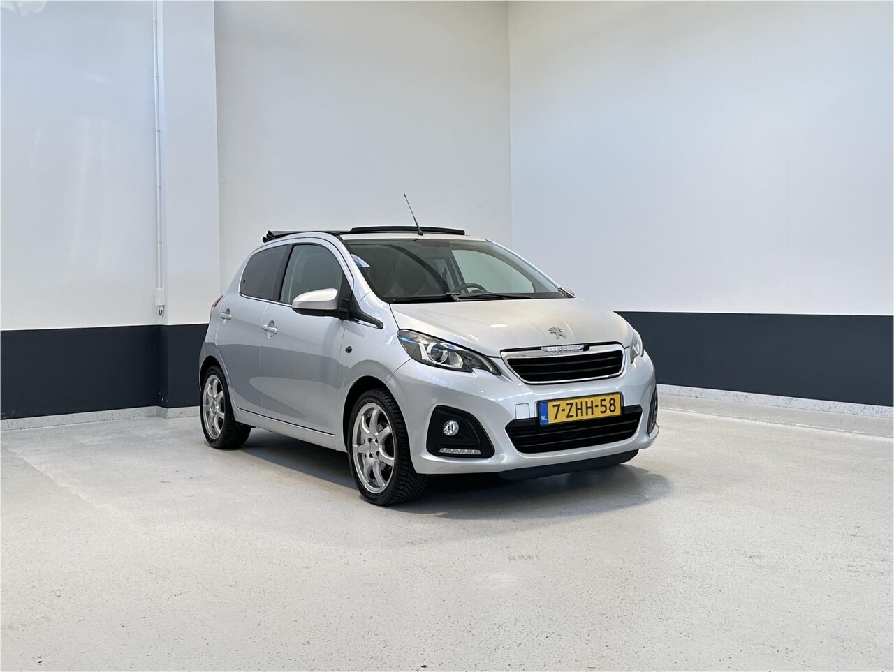 Peugeot 108 - 1.0 VTi Active Top|Open air| Groot scherm | Sportuitlaat | LM velgen | - AutoWereld.nl