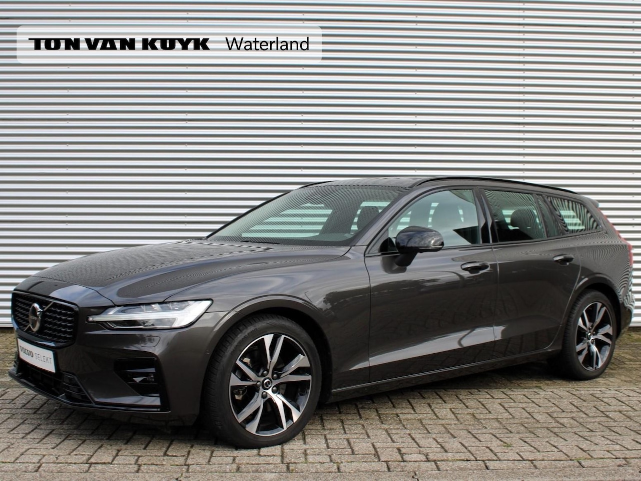 Volvo V60 - 2.0 B3 Plus Dark Automaat / Panoramadak / Trekhaak / Harman Kardon audio / 360* camera / A - AutoWereld.nl