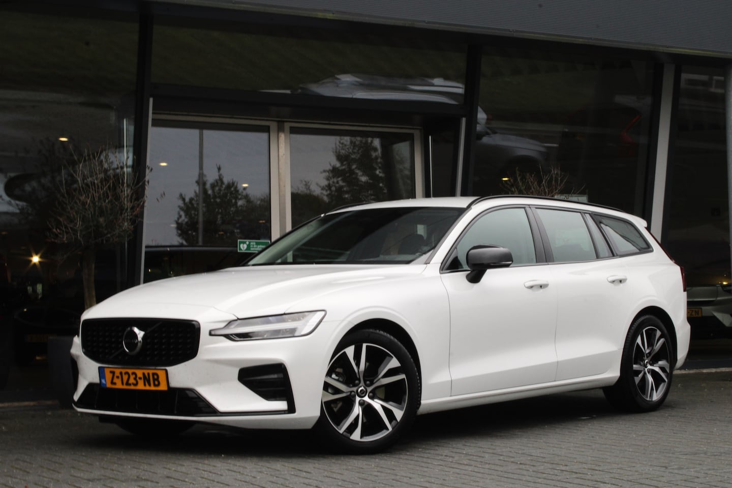 Volvo V60 - B4 Plus Dark | Adaptive Cruise | Camera | Pilot-Assist | BLIS | DAB | 18-Inch | Trekhaak - AutoWereld.nl