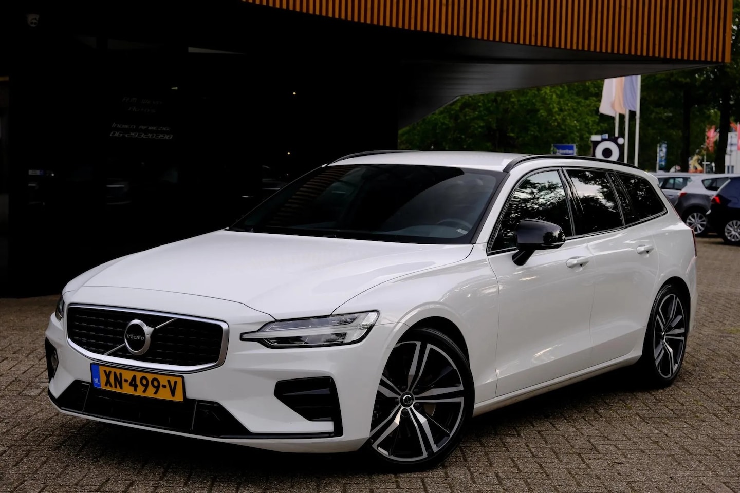 Volvo V60 - 2.0 T5 R-Design/250PK/Trekhaak/Camera/Winterpakket/Carplay/ - AutoWereld.nl