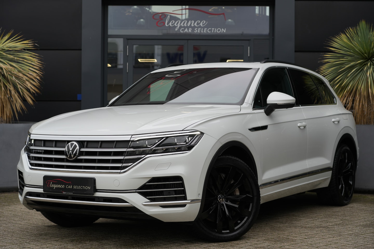 Volkswagen Touareg - 3.0 TSi eHybrid 4MOTION Elegance 381pk Panoramadak/Luchtvering/Trekhaak - AutoWereld.nl