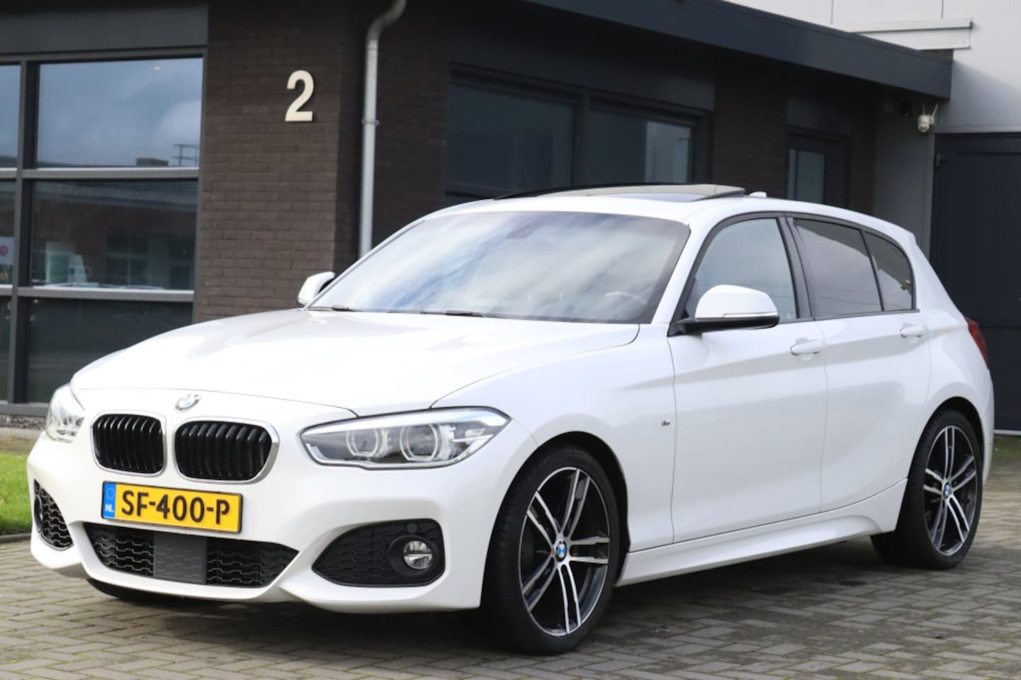 BMW 1-serie - 118i M Sport 18 inch Open dak ACC Harman Kardon - AutoWereld.nl