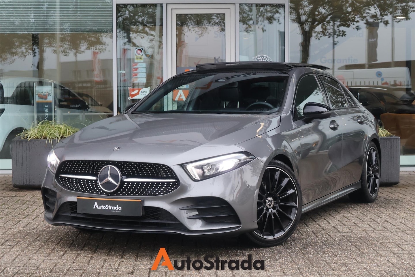 Mercedes-Benz A-klasse - Limousine A 200 AMG-Line 163pk | Pano | Carplay | Camera | Cruise | Keyless Go | 1e Eigena - AutoWereld.nl