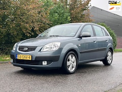 Kia Rio - 1.6 CVVT X-ecutive 5DR*Airco*NAP*25-05-2025 APK*LM velgen*Parkeersensoren