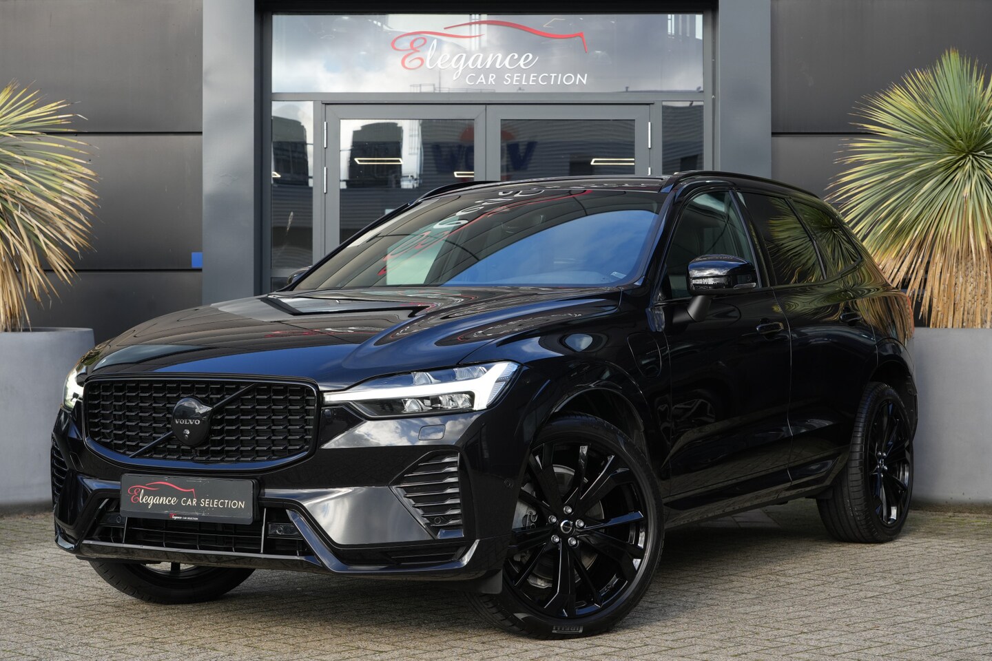 Volvo XC60 - 2.0 Recharge T8 AWD Ultra Black Edition 455pk Panoramadak/Stoelverwarming/360Camera - AutoWereld.nl