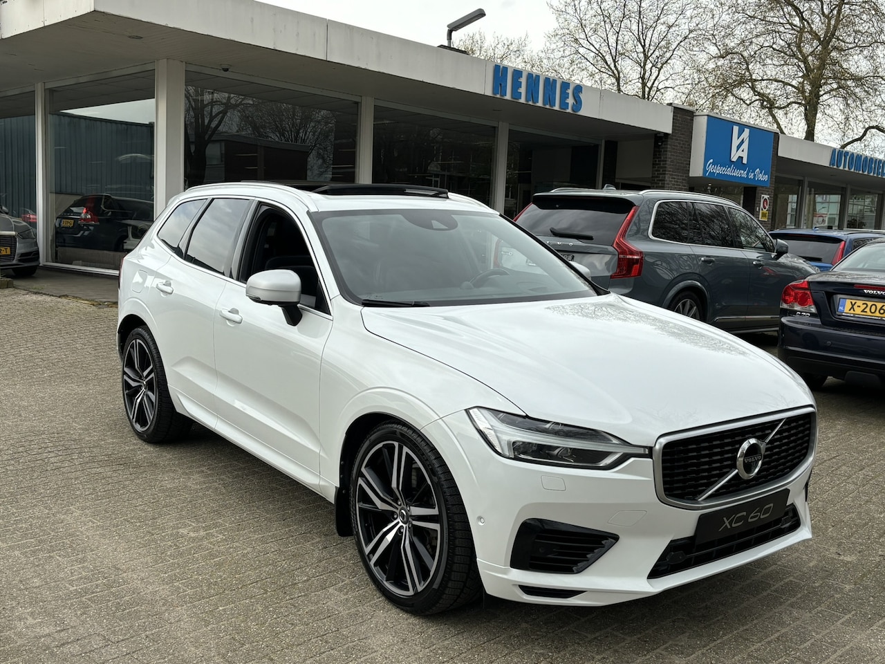 Volvo XC60 - T8 AWD R-Design Head-Up B&W Luchtvering Pano - AutoWereld.nl