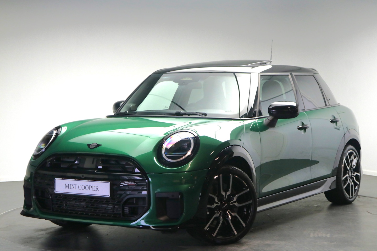 MINI Cooper - Hatchback C Automaat / JCW / Pakket XL / 18 inch JCW Lap Spoke 2-tone - AutoWereld.nl