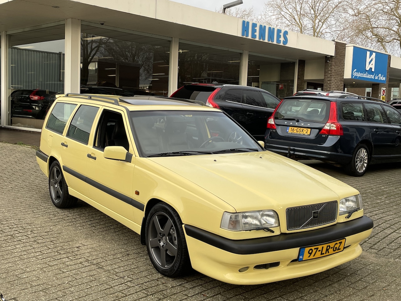 Volvo 850 - 2.3 T5-R Cream Yellow 2e eigenaar 15 jaar + €35000,- rekeningen - AutoWereld.nl