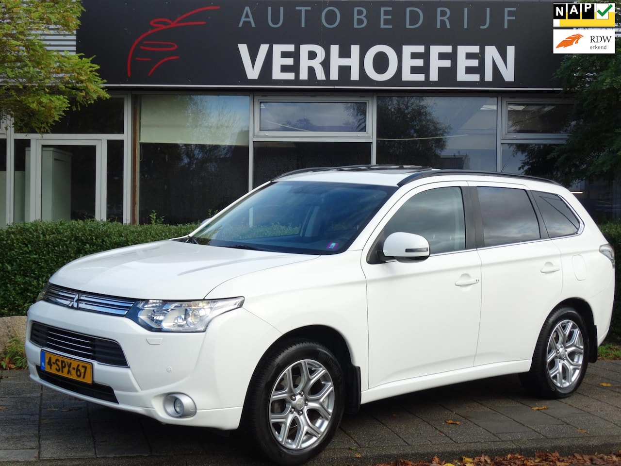 Mitsubishi Outlander - 2.0 PHEV Instyle - PANORAMADAK - XENON - CRUISE/CLIMATE CONTR - NAVIGATIE - LEDER !! - AutoWereld.nl