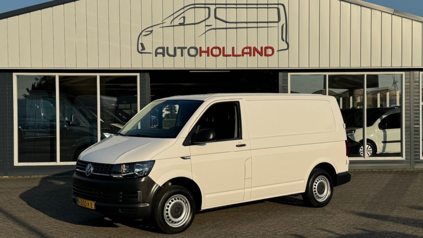 Volkswagen Transporter - 2.0 TDI 62KW 84PK EURO 6 AIRCO/ NAVIGATIE/ TREKHAAK/ CAMERA/ 100 - AutoWereld.nl