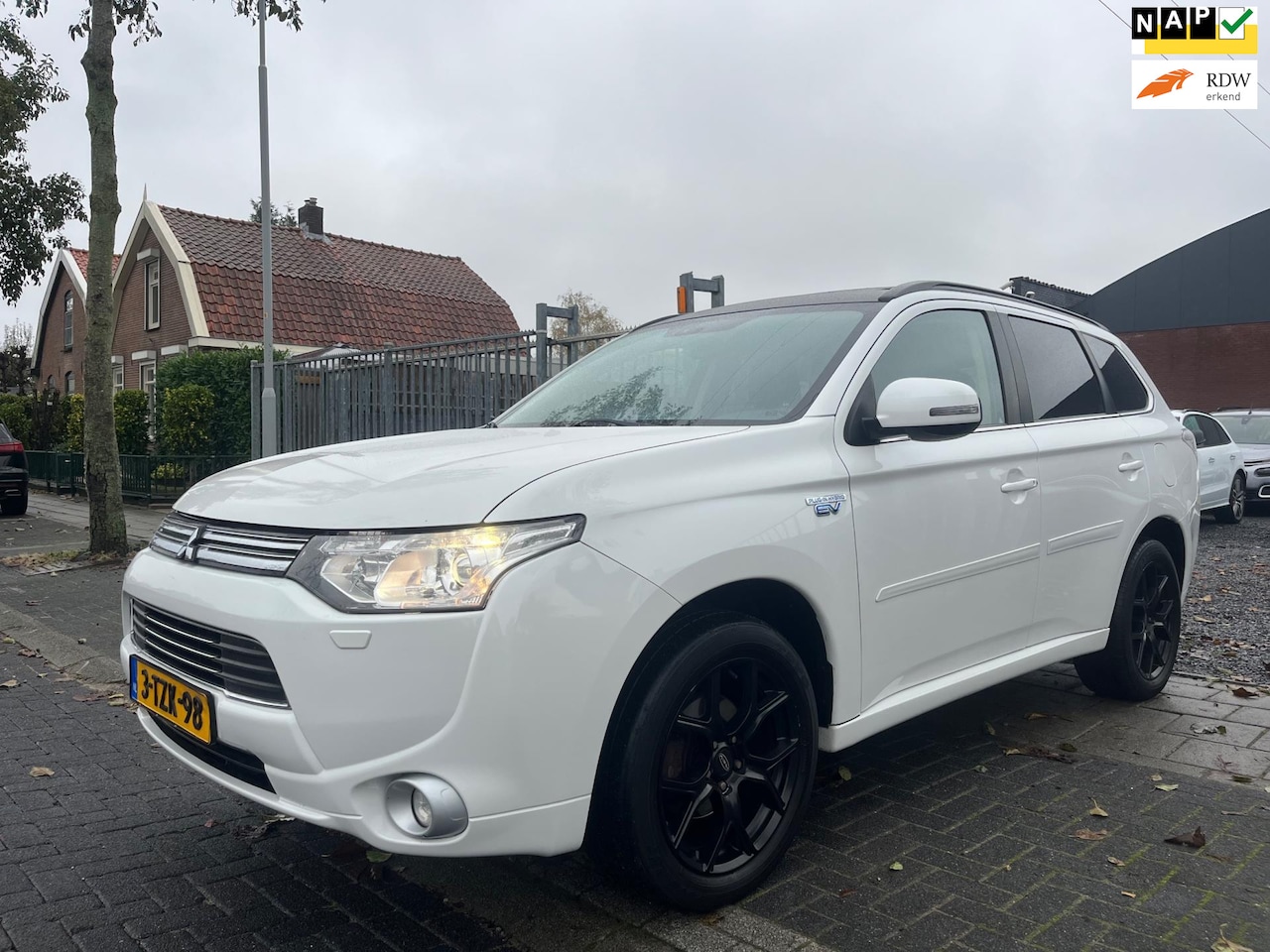 Mitsubishi Outlander - 2.0 PHEV Instyle | Schuifdak | Trekhaak | Leder | Camera | - AutoWereld.nl